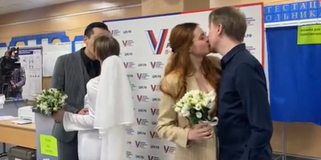 Две свадьбы сыграли на избирательном участке в Санкт-Петербурге