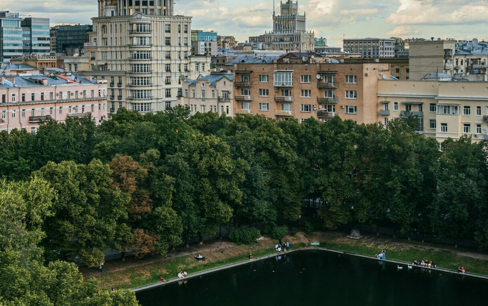 Впечатленные «Мастером и Маргаритой» россияне стали чаще гулять по ключевым местам из романа