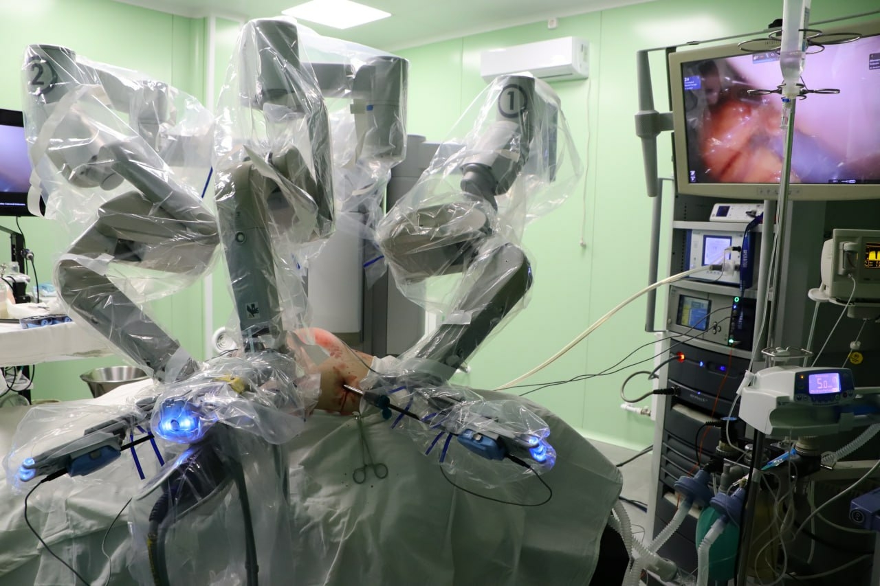 В Воскресенской больнице начали делать операции с помощью робота Да Винчи