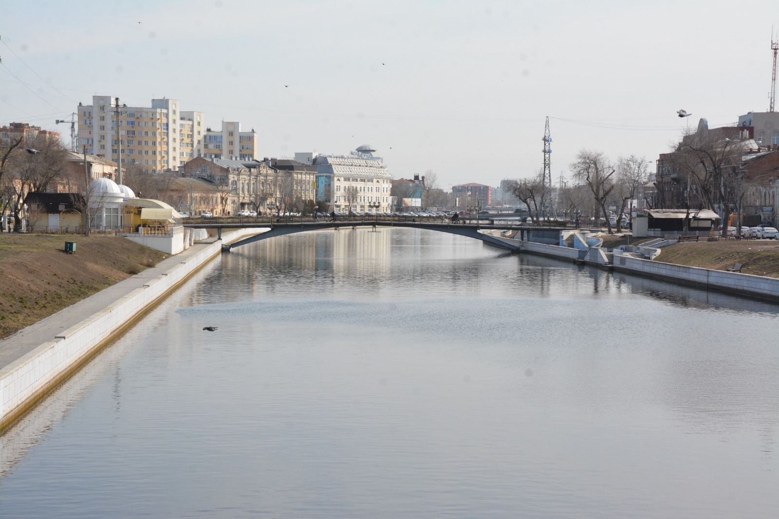 В каналах Астрахани более чем на месяц снизят уровень воды
