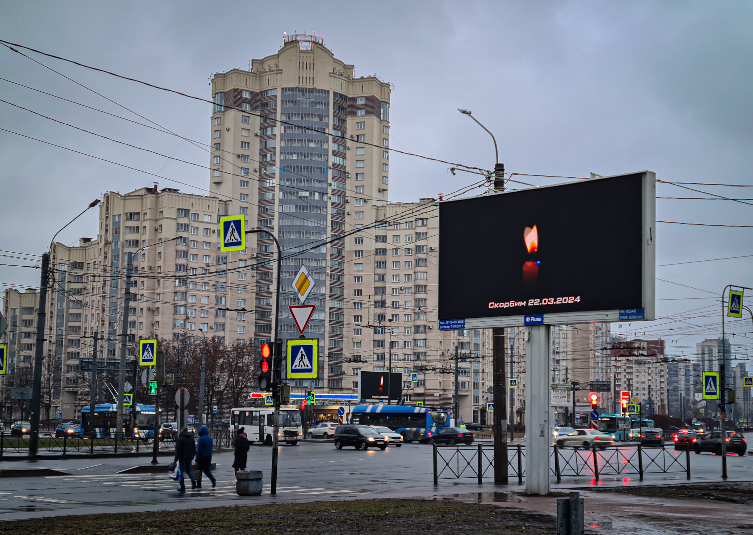 На фасаде РНБ в Петербурге зажгли траурные проекции