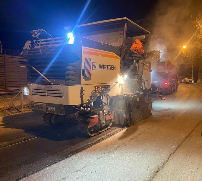 В Астрахани ремонтируют дорогу на Комсомольской Набережной