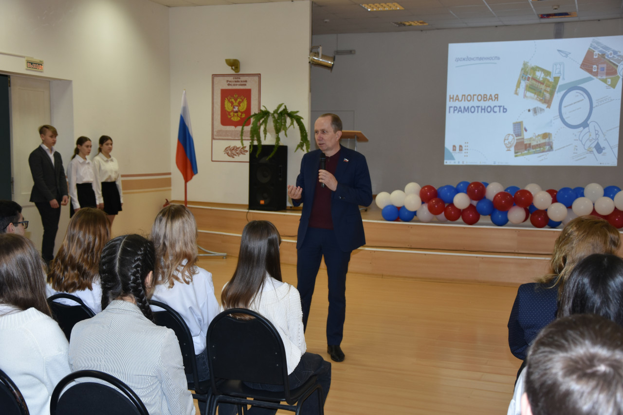 Игорь Седов объявил о старте городского конкурса для астраханских школьников «Россия непобедимая!» 