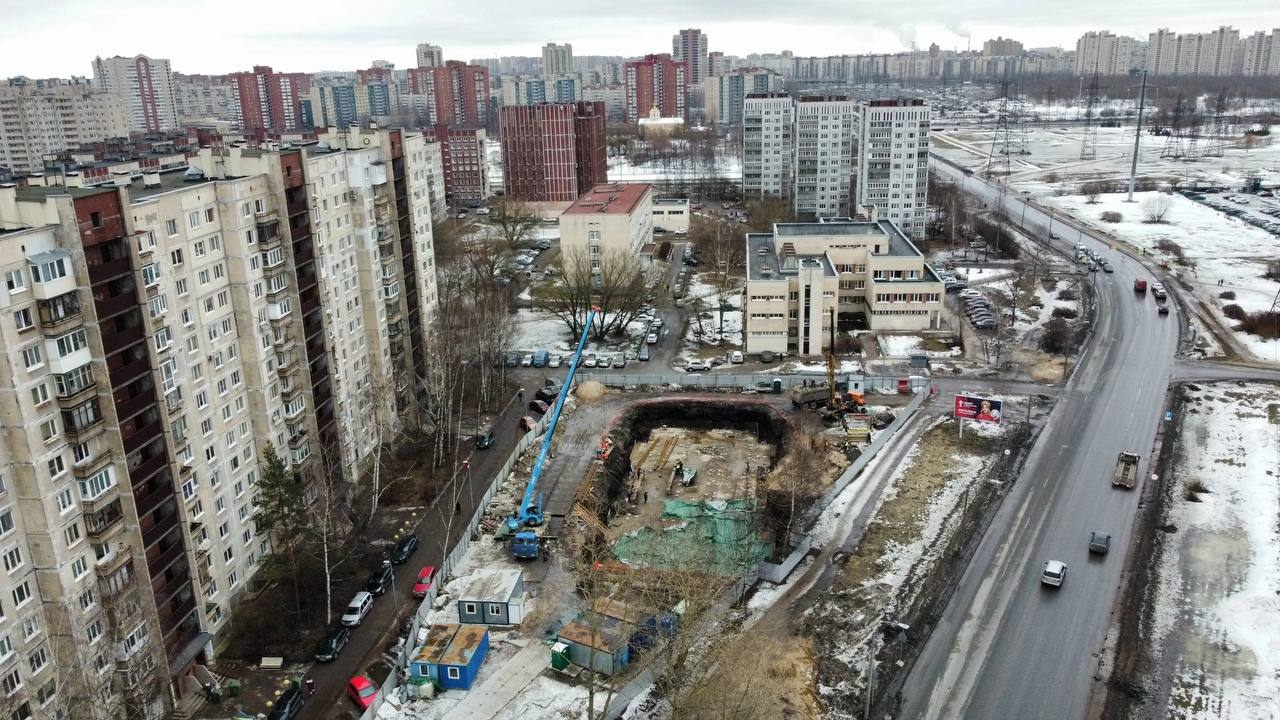 На улице Передовиков в Петербурге начали закладывать фундамент для КВД