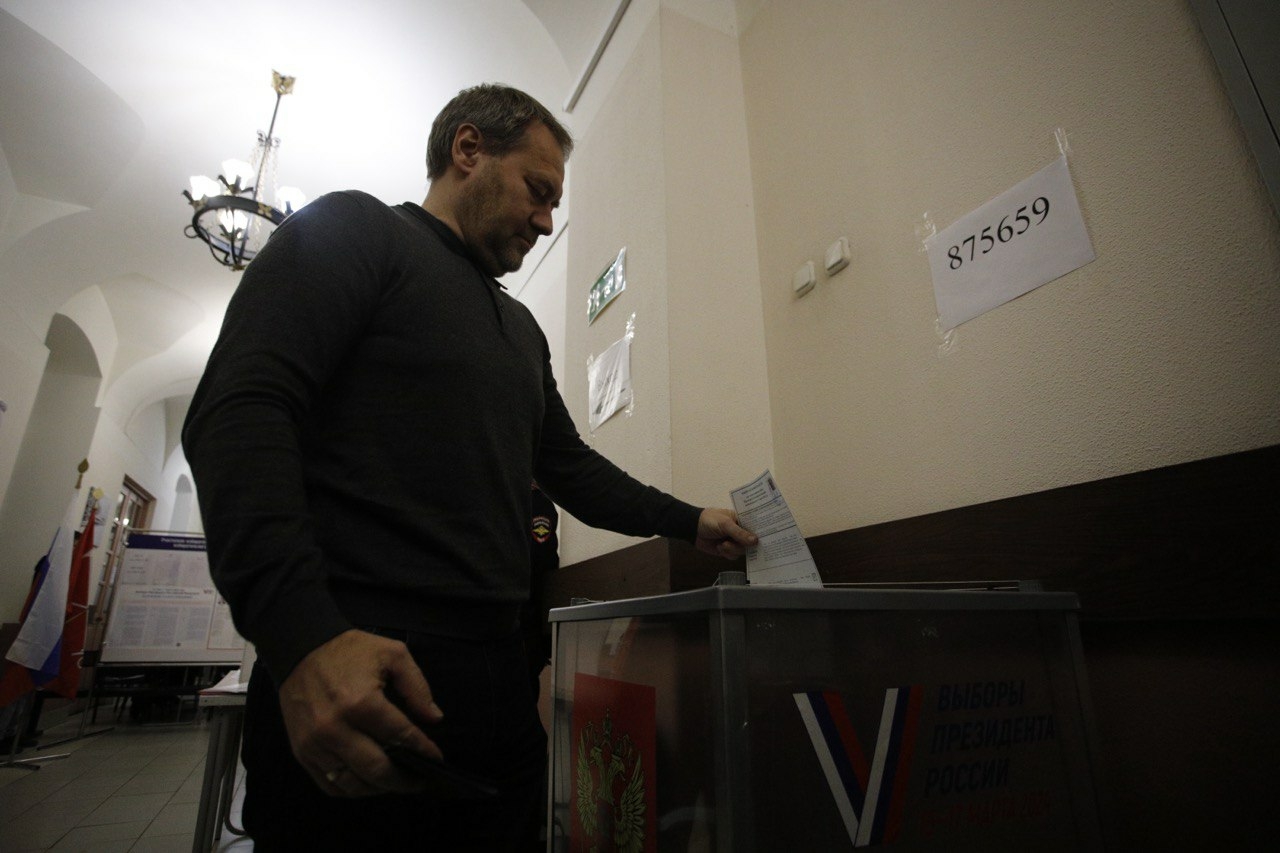 Спикер Заксобрания Петербурга проголосовал на выборах президента России