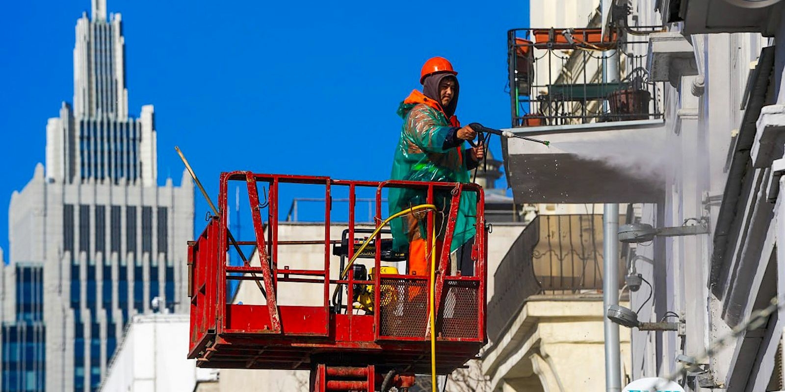 В Москве начались работы по промывке фасадов и цоколей зданий