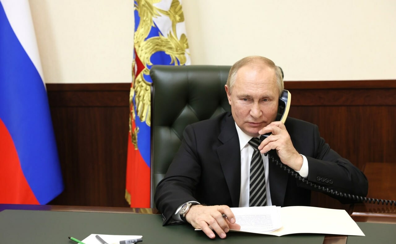 Путин и Макрон провели первый телефонный разговор за три года