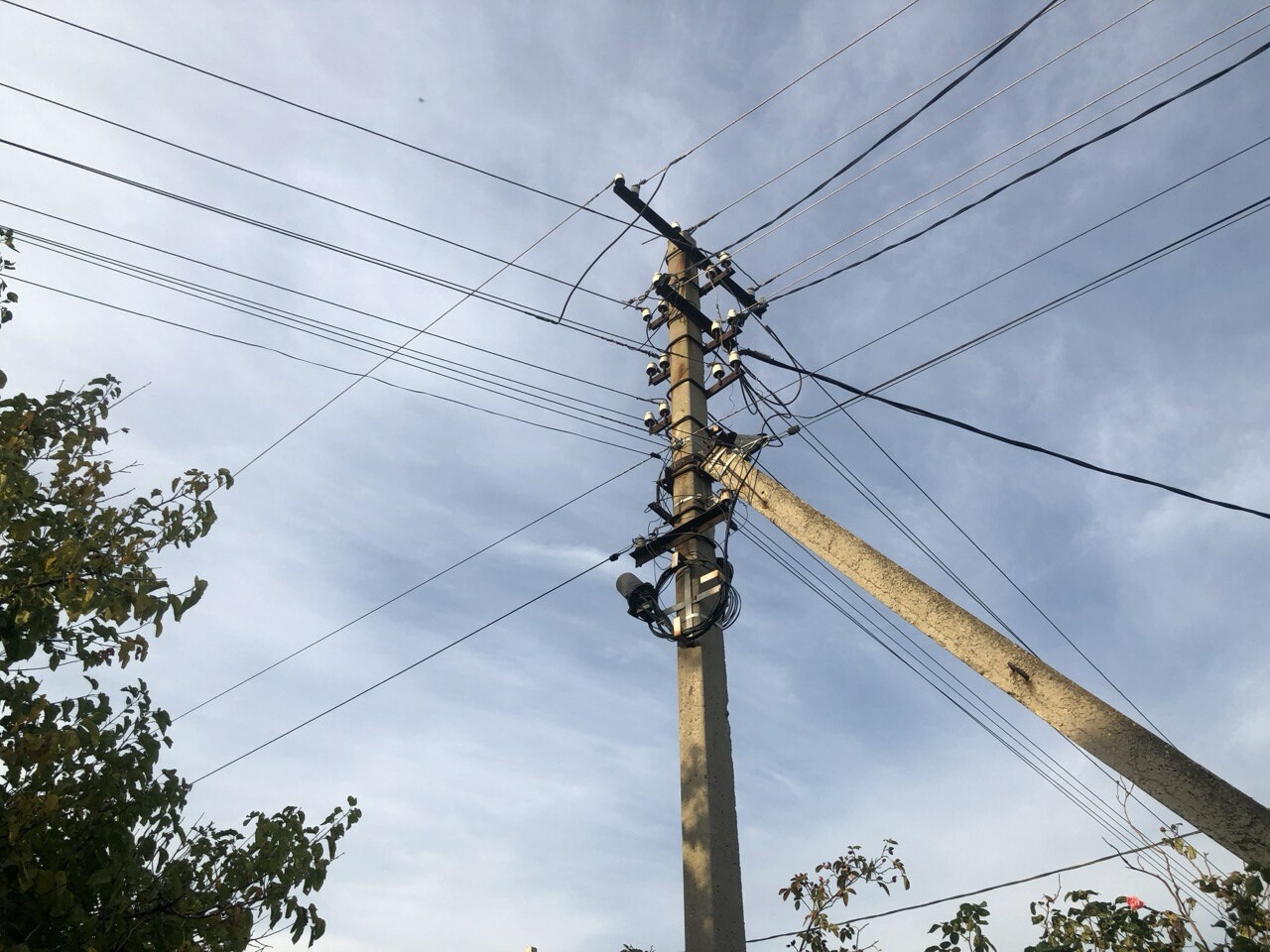 «Россети Кубань» за пять лет выявили в пригороде Анапы 7000 незаконный линий связи 