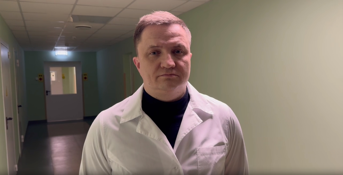 Состояние раненого ножом губернатора Андрея Чибиса остается тяжелым