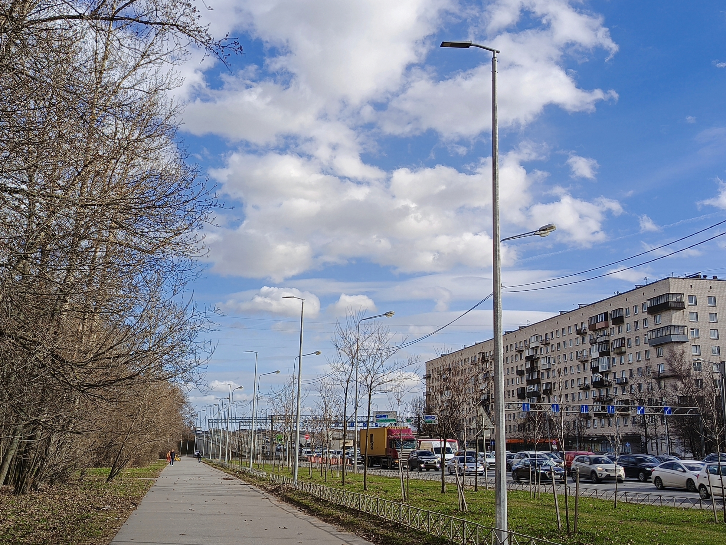 В Петербурге на тротуарах Дачного проспекта появится наружное освещение