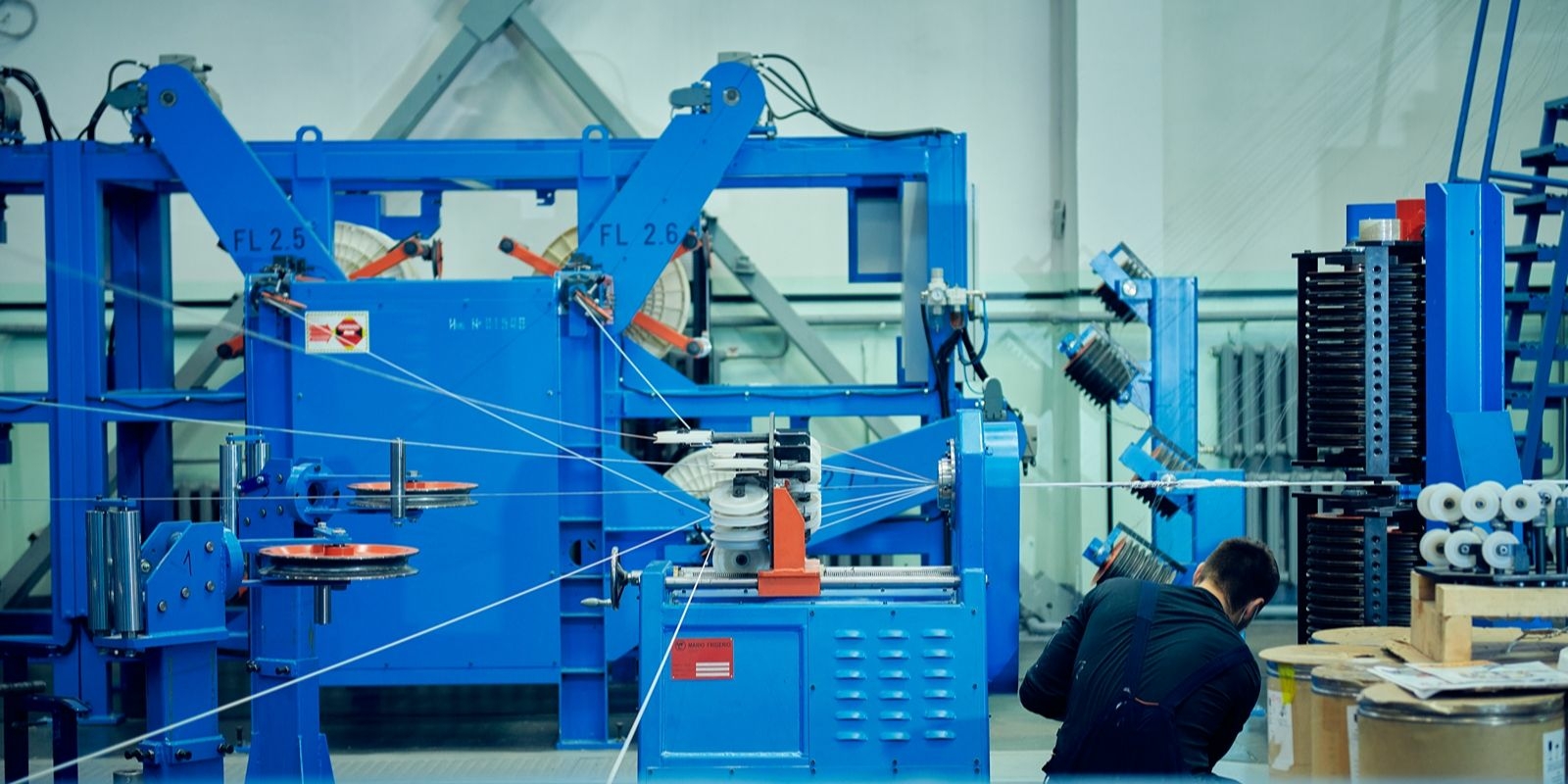 Московский завод запустил производство металлической плетенки для экранирования кабелей