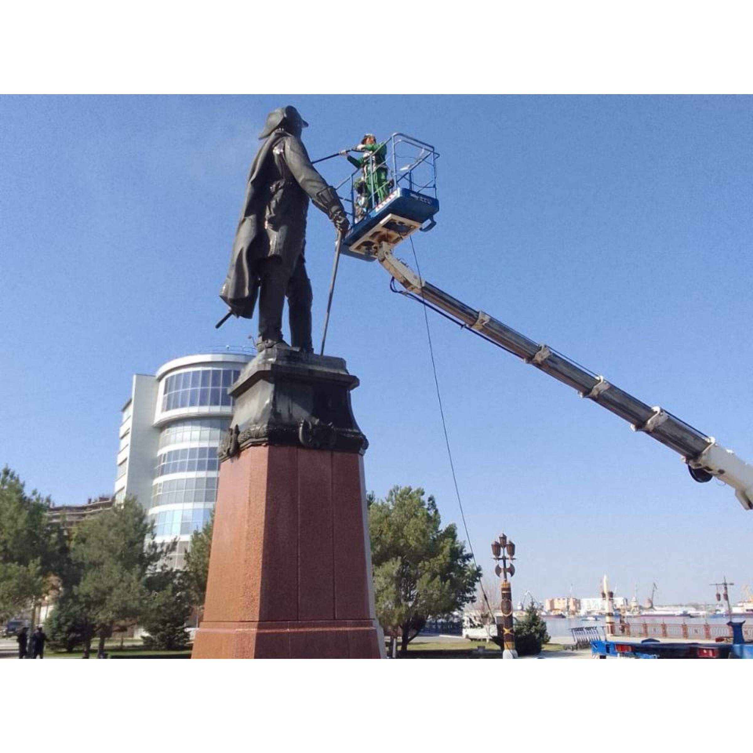 В Астрахани начали мыть памятники 