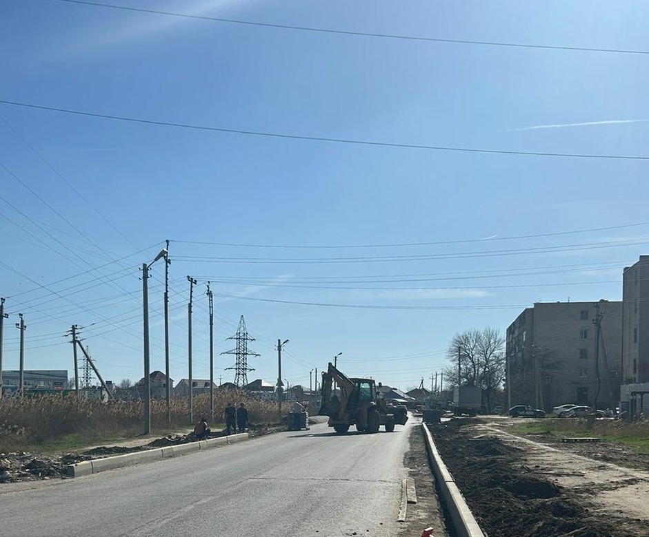 На Фунтовском шоссе в Астрахани начали ремонт тротуара 