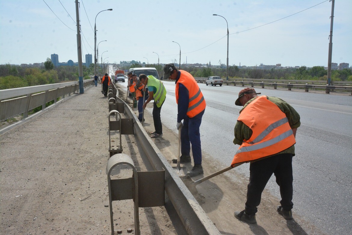 В Астрахани на Новом мосту наводят порядок