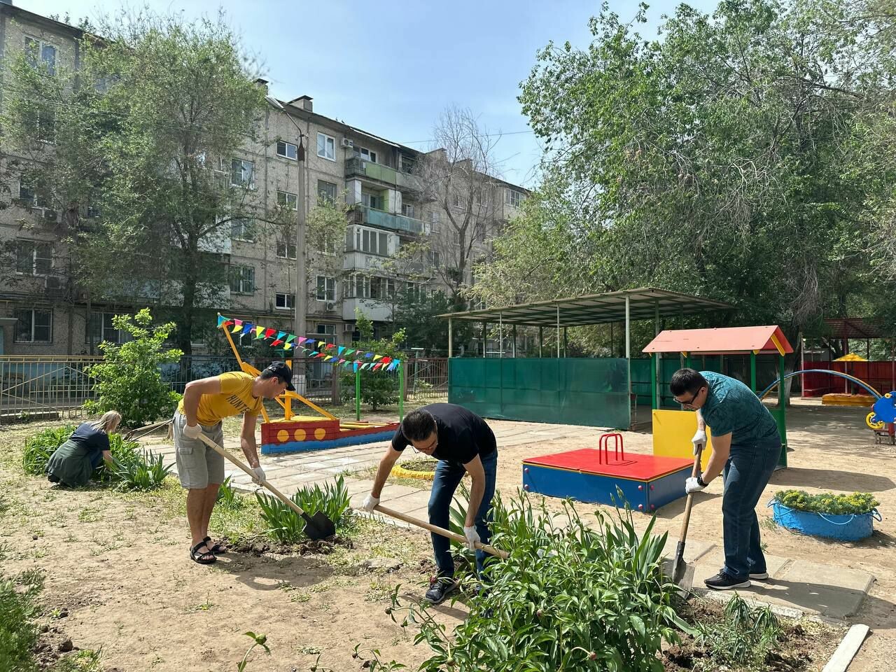 В Астраханской области чиновники присоединились к субботнику