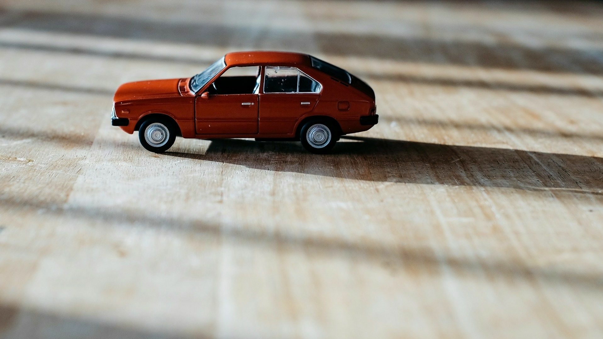 Россияне стали реже покупать новые авто и продавать старые 