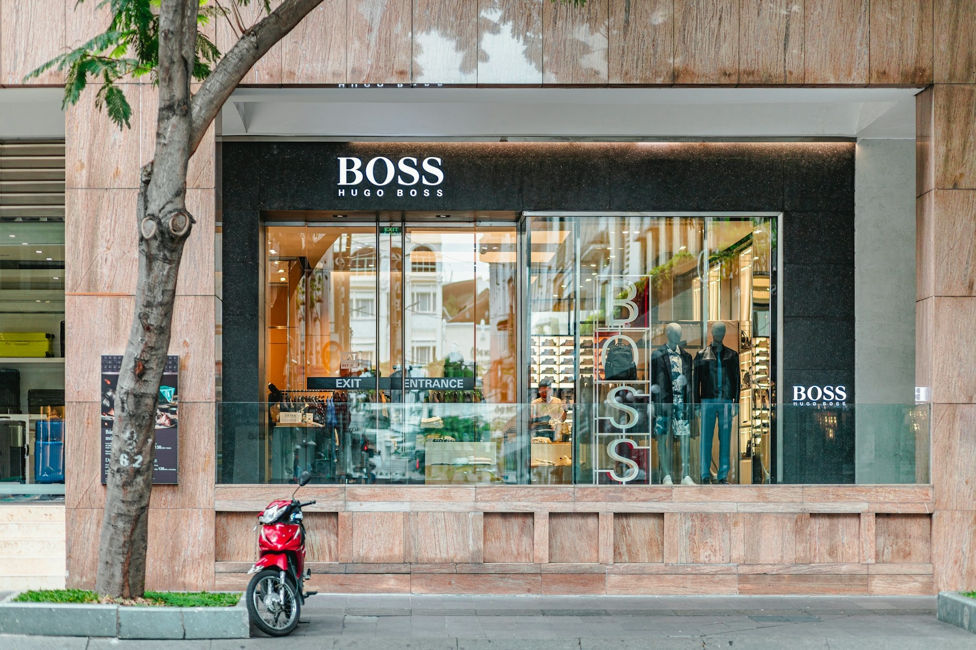 Hugo Boss продаст бизнес в России АО «Стокманн»