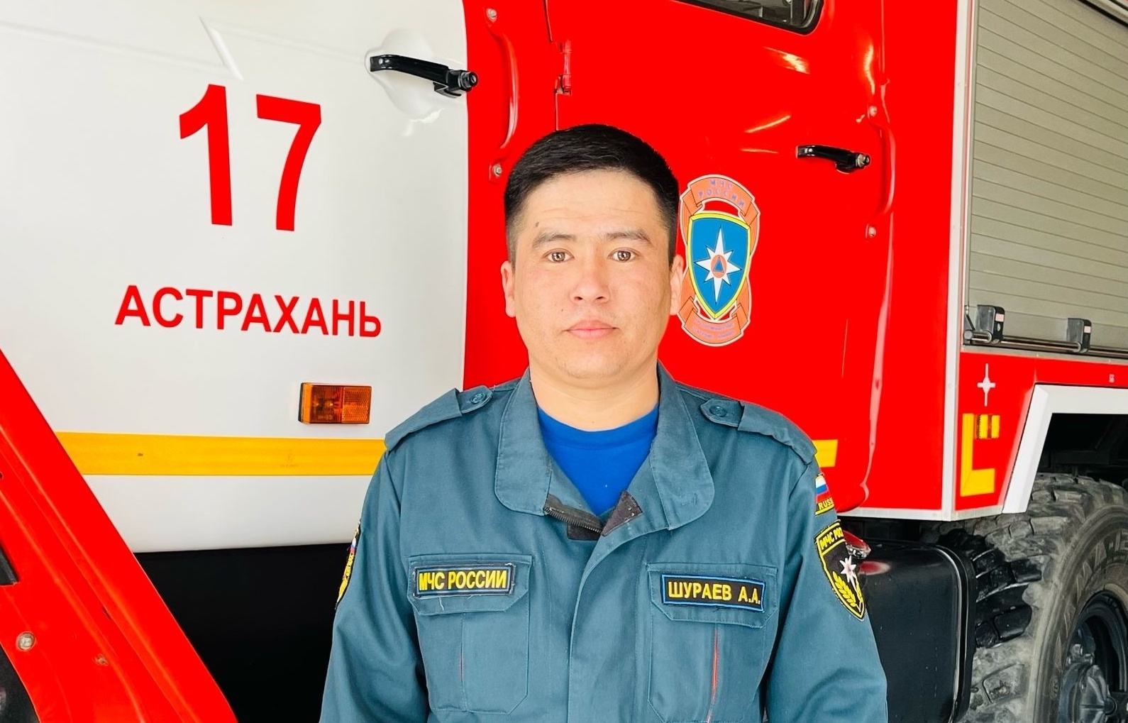 Астраханский пожарных вынес из огня инвалида и женщину с тремя детьми