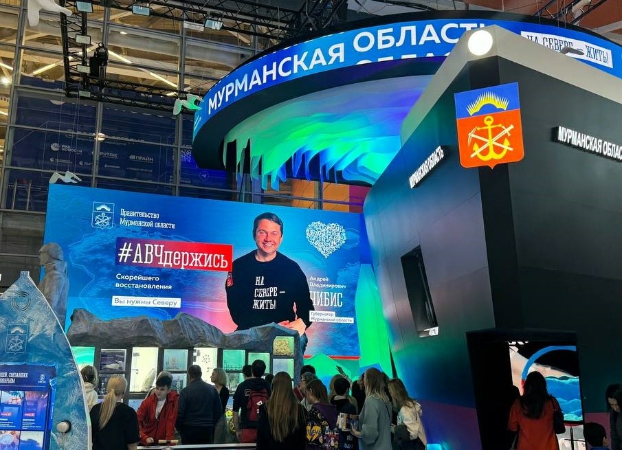 На выставке «Россия» в Москве разместили баннеры для поддержки раненного Андрея Чибиса