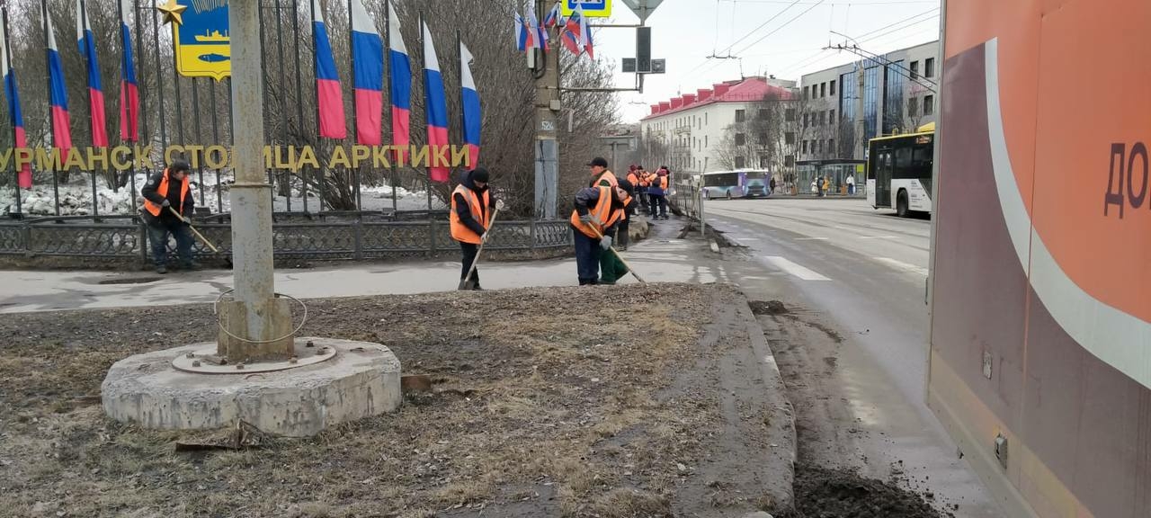 В Мурманске убирают песок и мусор, скопившийся вдоль обочин после зимы