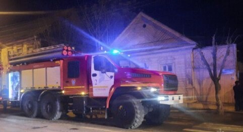 Вспыхнувшую в Астрахани квартиру тушил 41 спасатель 