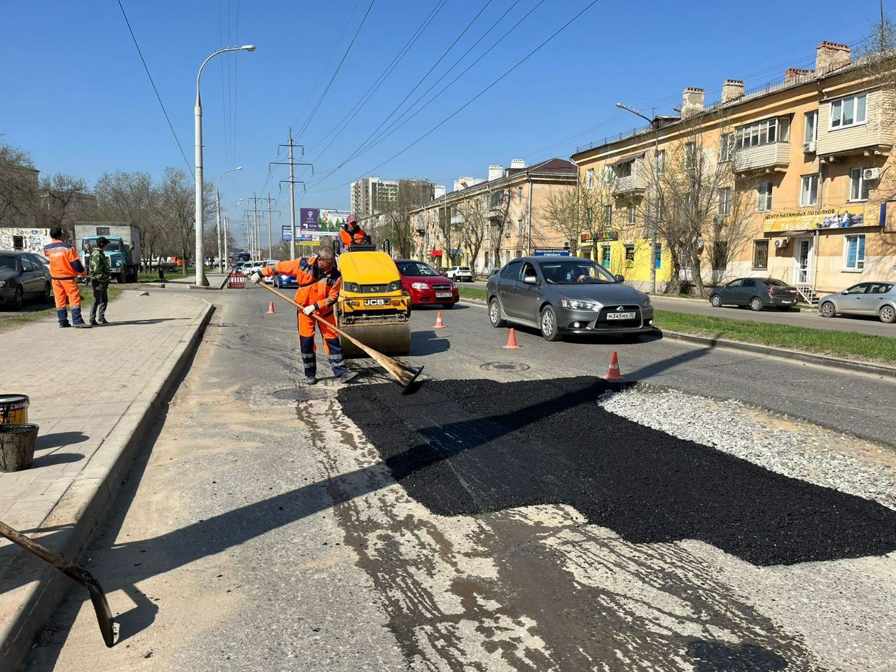 В Астрахани продолжается ямочный ремонт дорог
