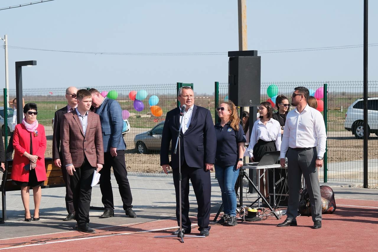 Игорь Мартынов открыл новый детский спорткомплекс в Камызякском районе 