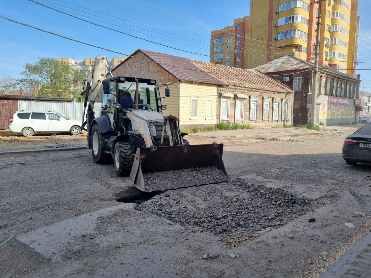 Ямы на улице Калинина в Астрахани временно засыпали асфальтной крошкой 