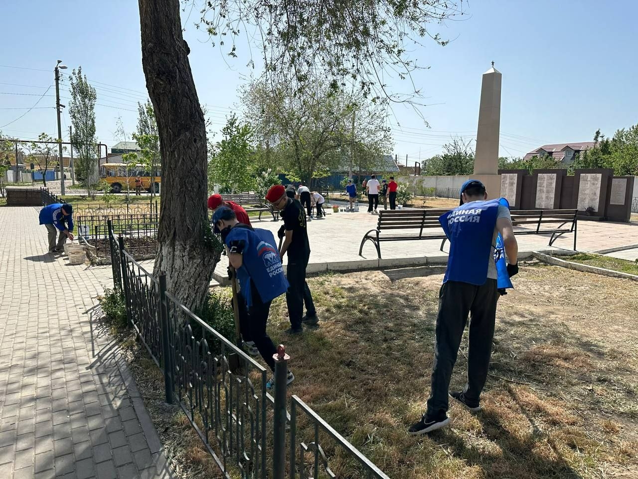Аллею Ветеранов привели в порядок в Астрахани 