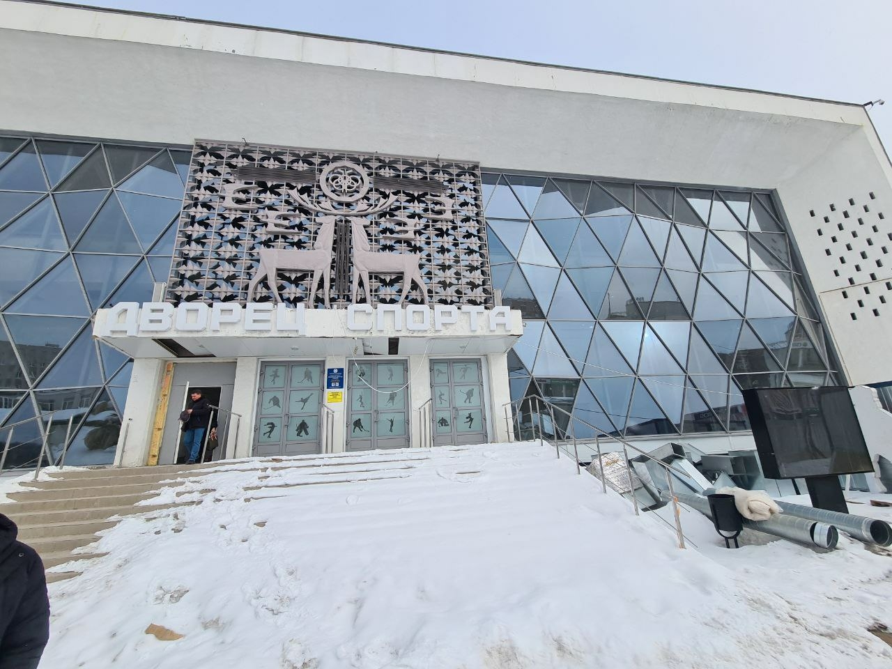 В Ледовом Дворце Оленегорска завершаются демонтажные работы