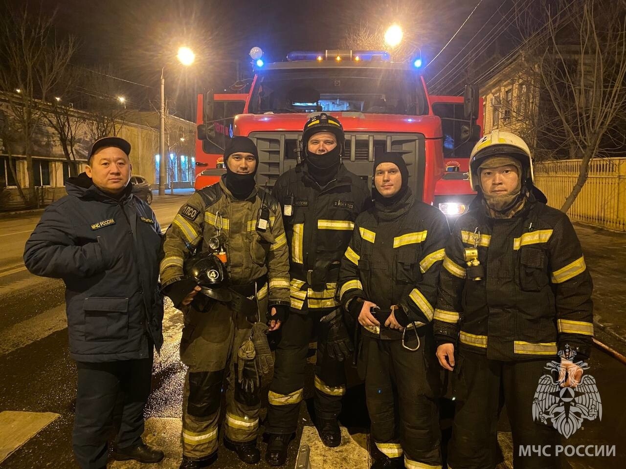 Пожарные вынесли из огня астраханца 