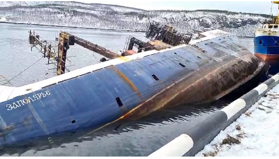 В Мурманске начало уходить под воду судно «Заполярье»