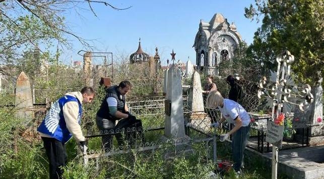 В Астрахани на уборку кладбищ вышли около трех сотен человек 