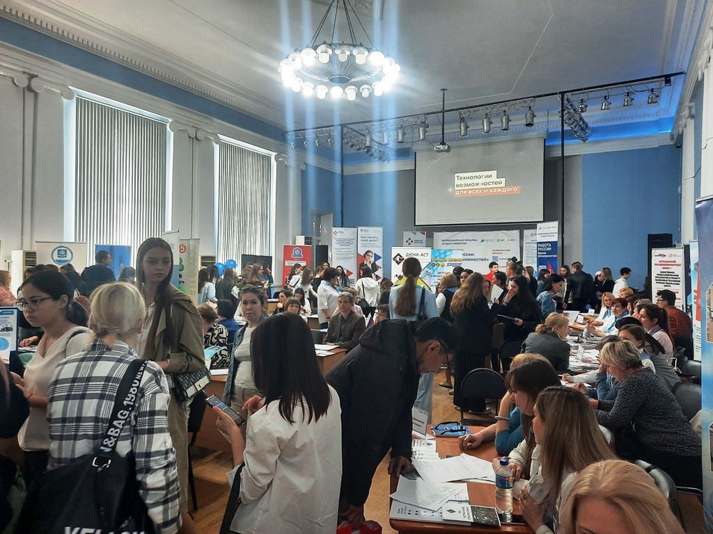 На Всероссийскую ярмарку трудоустройства пришли порядка 3500 астраханцев