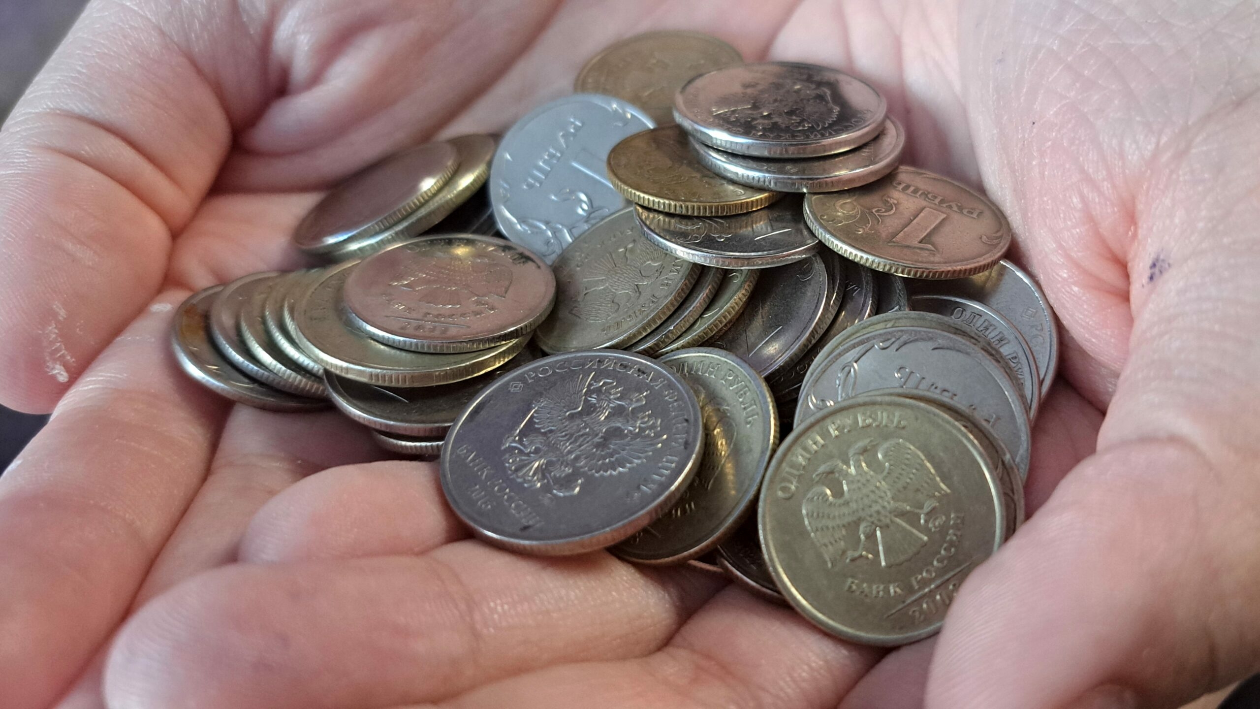 Работодатели Петербурга начали снижать зарплаты