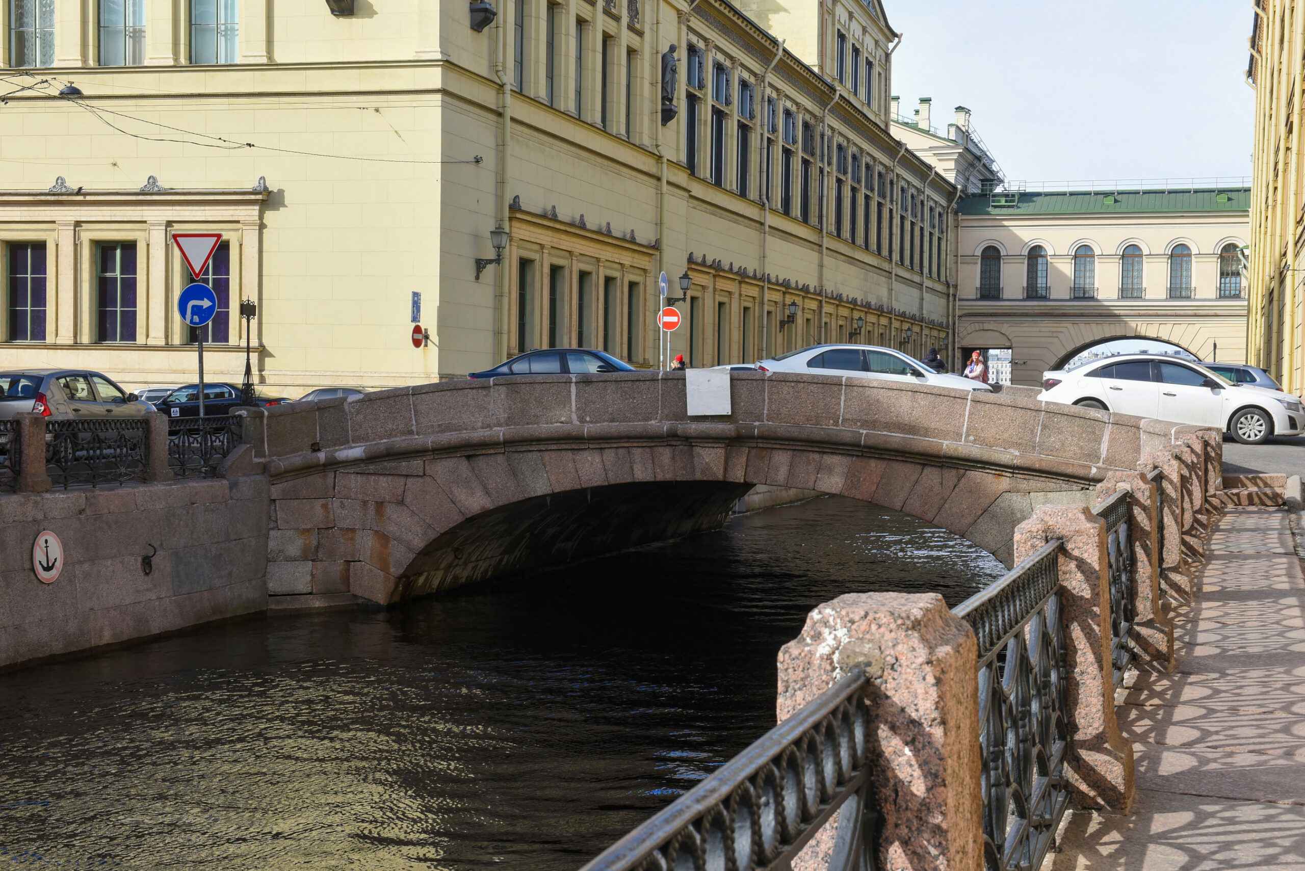 В Петербурге автобус с пассажирами упал в реку Мойку