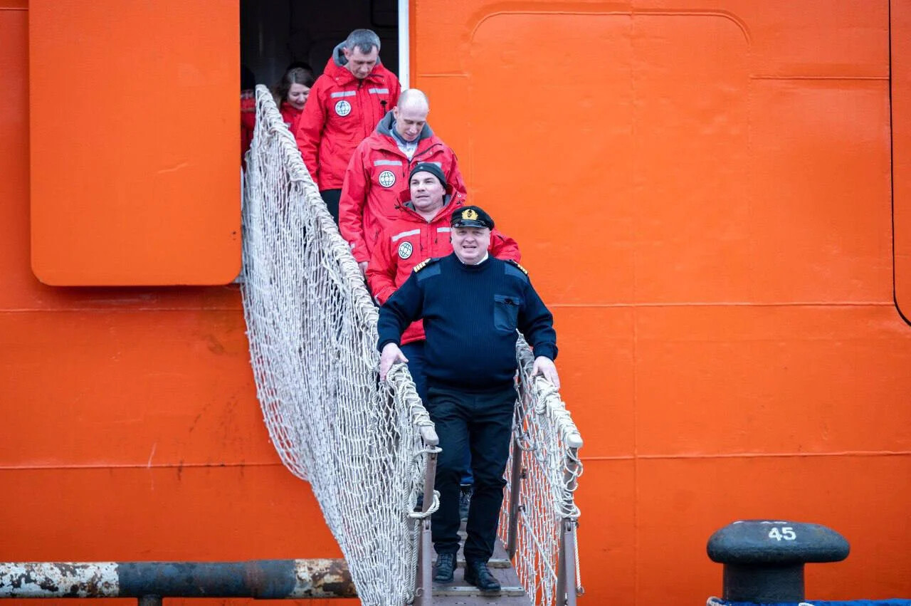 В порт Мурманска вернулась дрейфующая полярная станция «Северный полюс – 41»