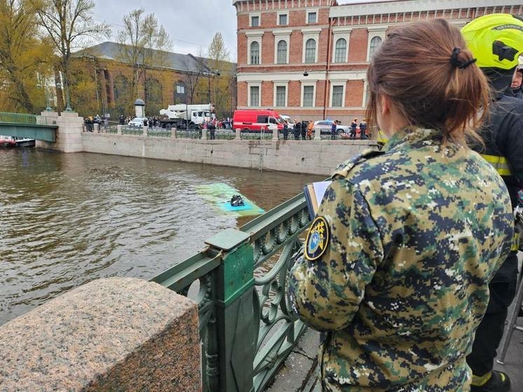 В Петербурге проверяют компанию «Такси», причастную к падению автобуса в реку