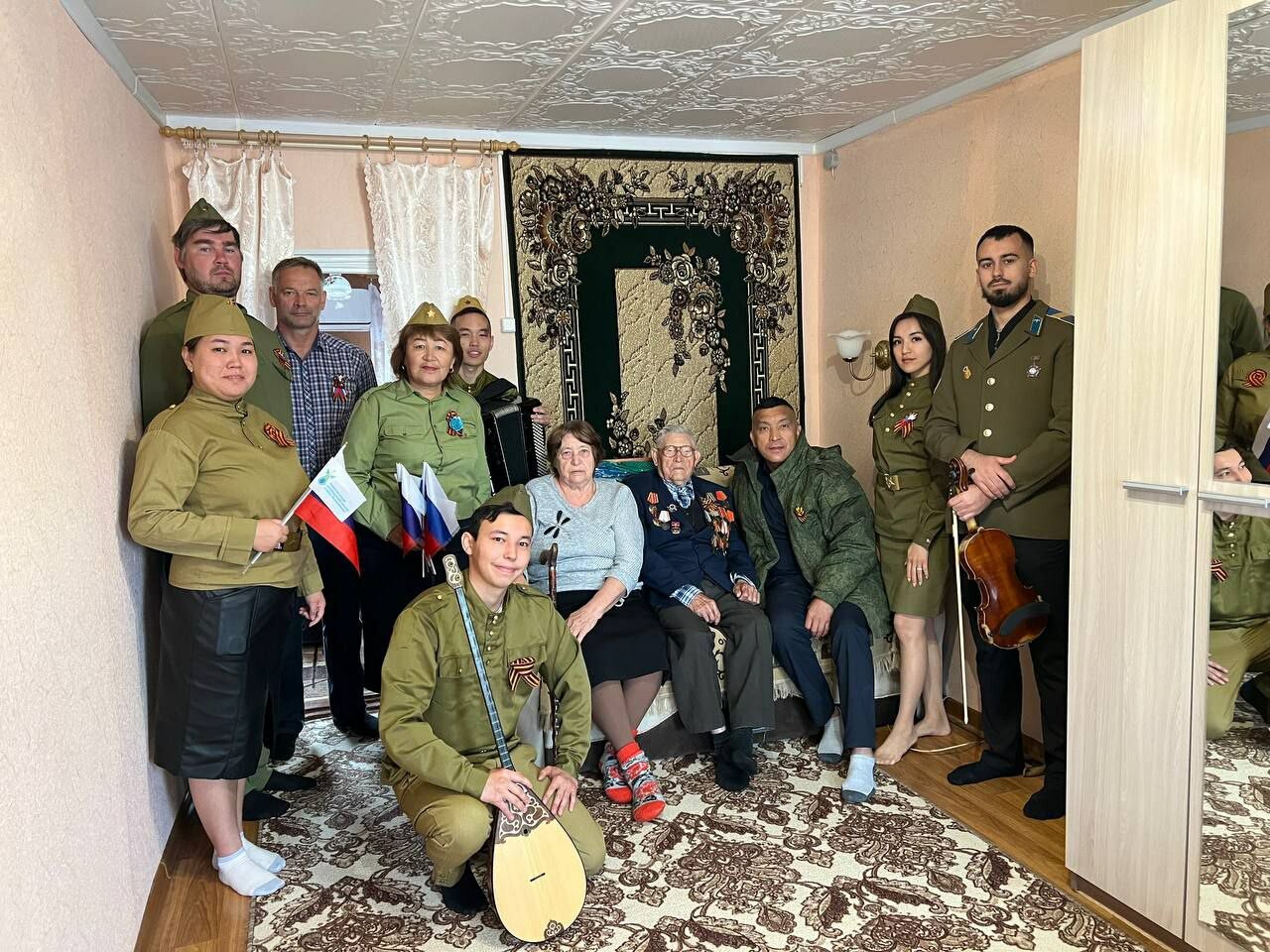 В Астраханской области 102-летний ветеран спел вместе с артистами «Катюшу»