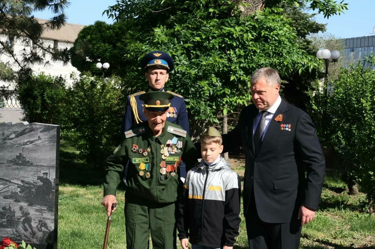 Памятный знак астраханцам — участникам Сталинградской битвы, открыт в Братском саду
