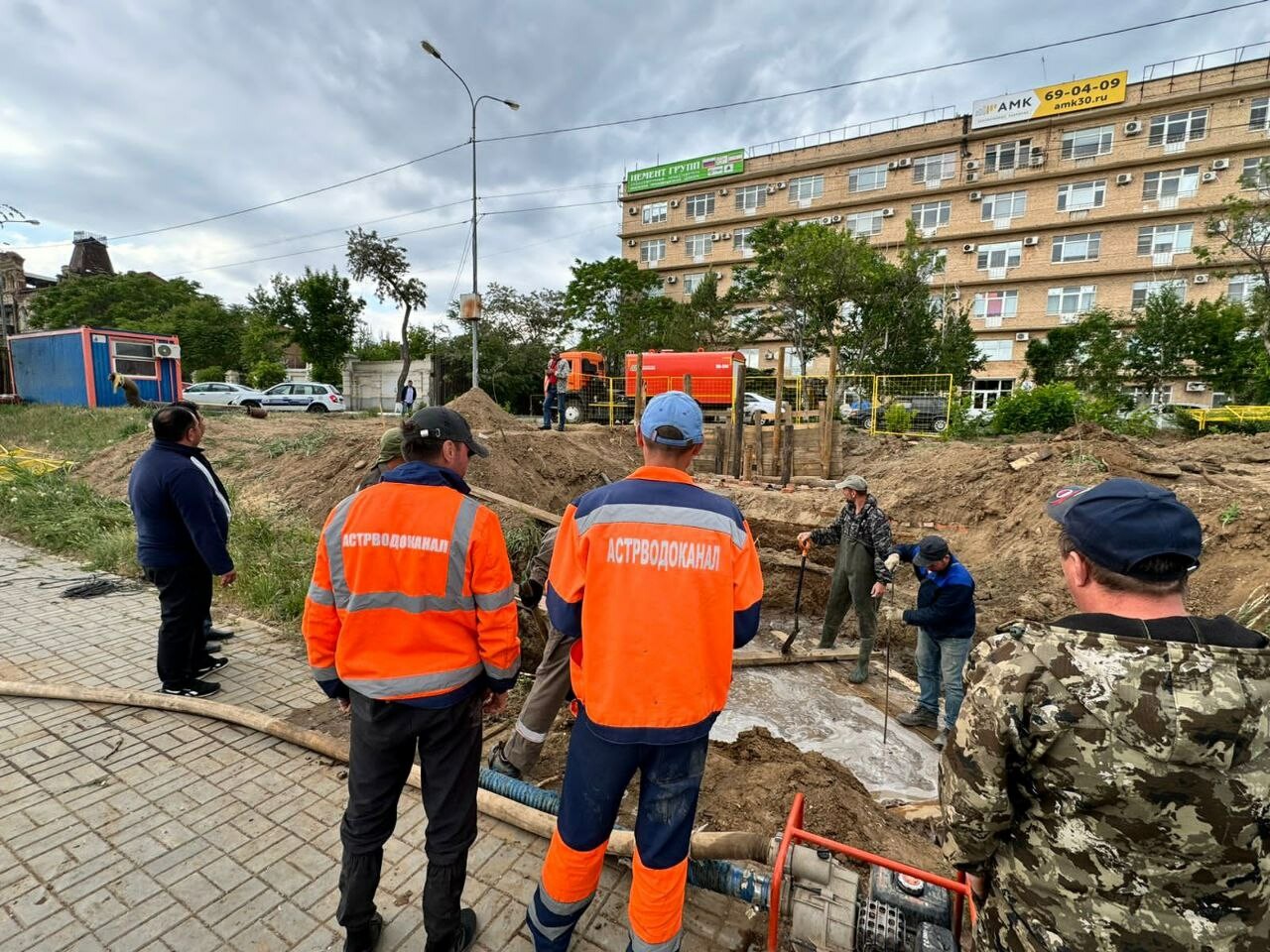 «Астрводоканал» продолжает устранять аварию на дюкерном переходе
