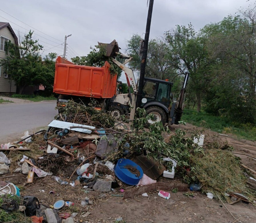 За майские выходные с улиц Астрахани вывезено свыше 150 тонн мусора