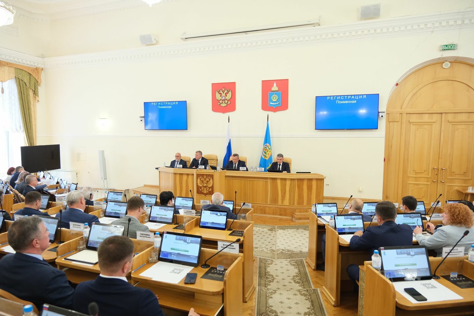 Губернатор Астраханской области представил отчет о работе правительства региональным депутатам