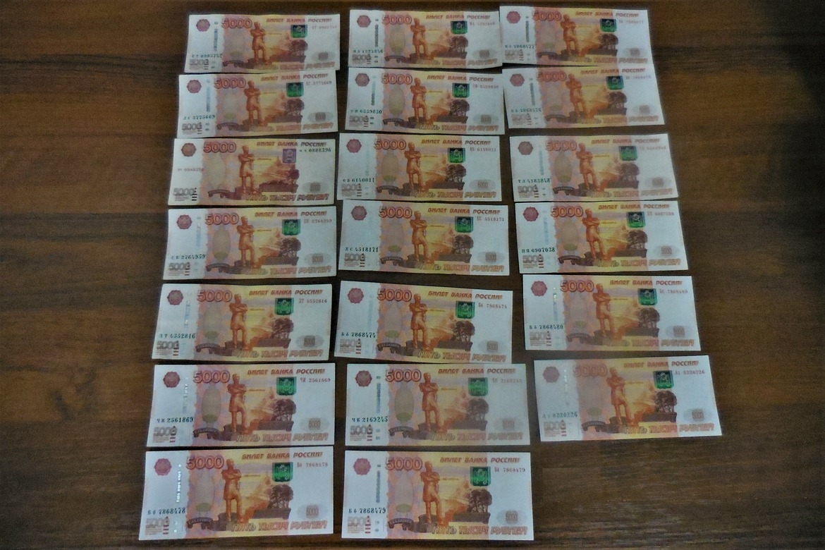 В аэропорту Волгограда таможня на пропустила более 300 тысяч рублей в Дубай