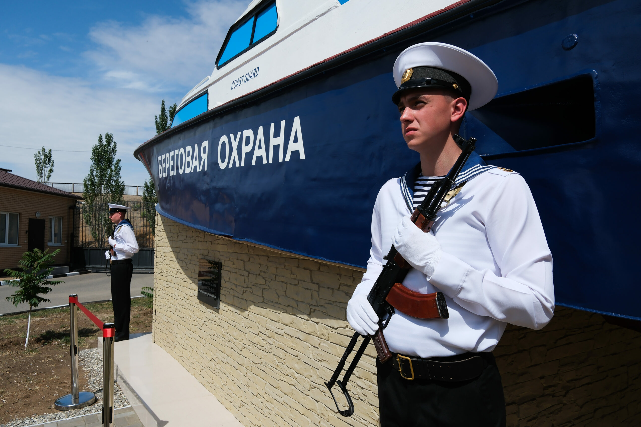 Памятник пограничному сторожевому судну «Катер» открыли в Астрахани 