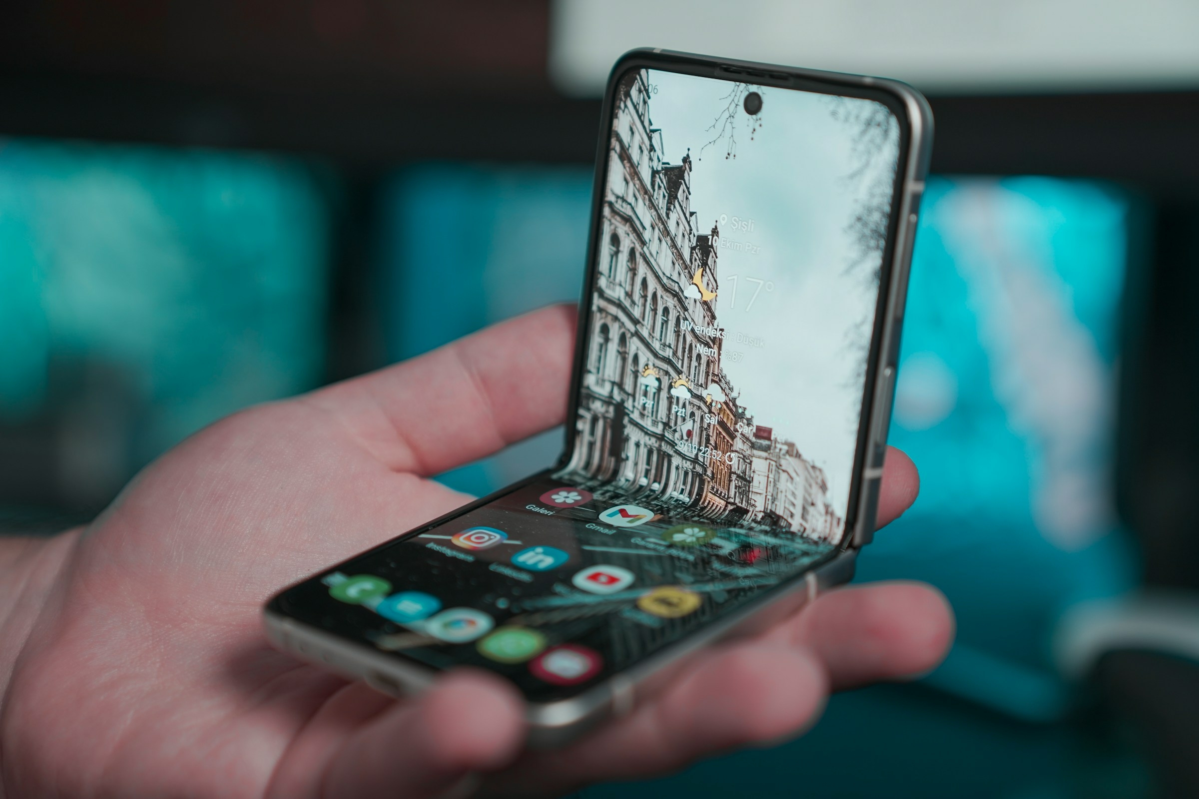 Грозный соперник Apple: Samsung выпустит ультратонкий складной смартфон