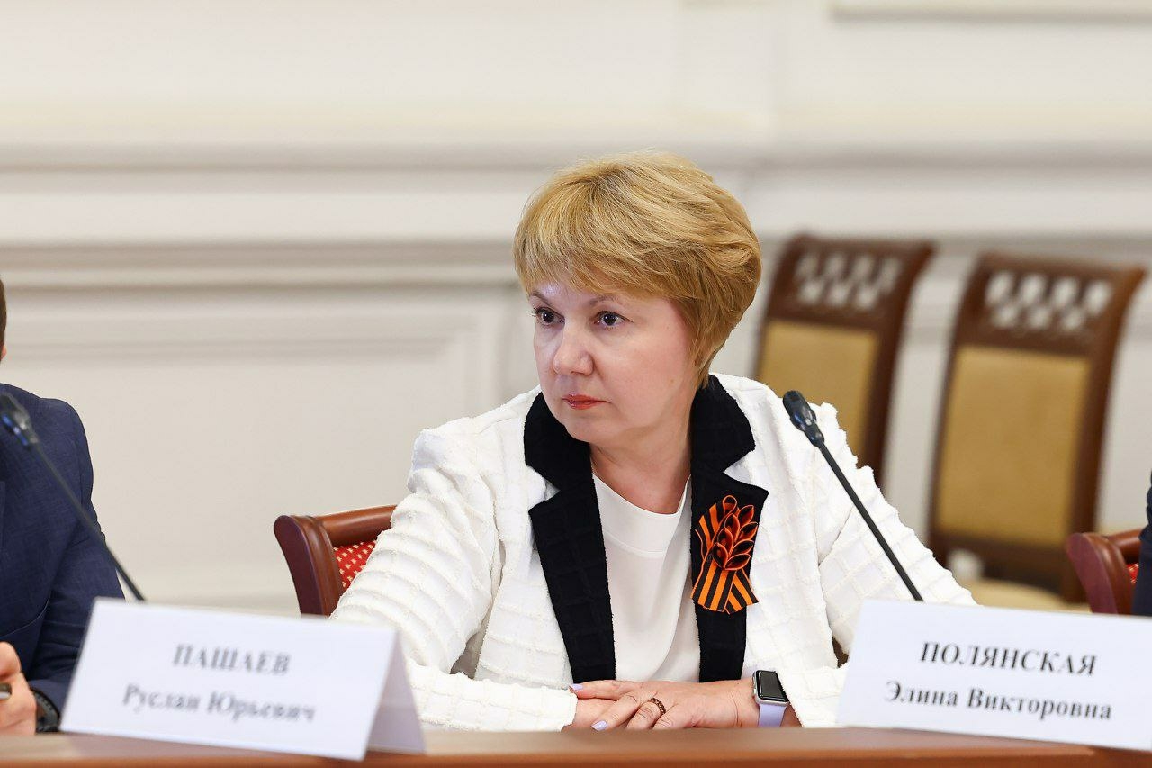 Губернатор представил астраханскому правительству новую главу минэкономразвития 