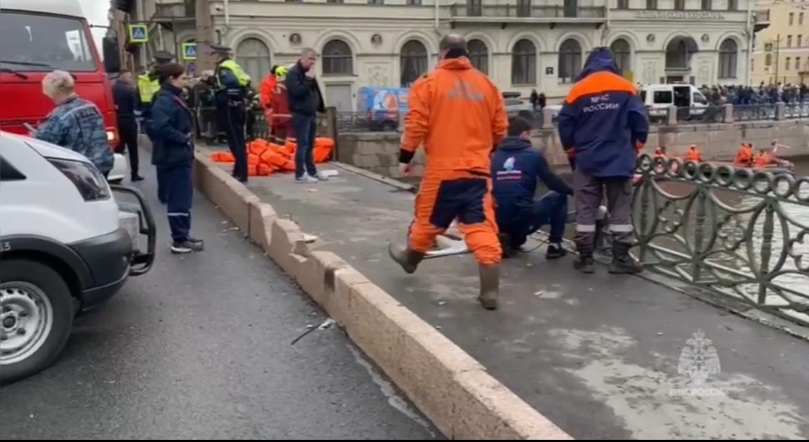 В Петербурге выросло число погибших в результате падения автобуса в Мойку