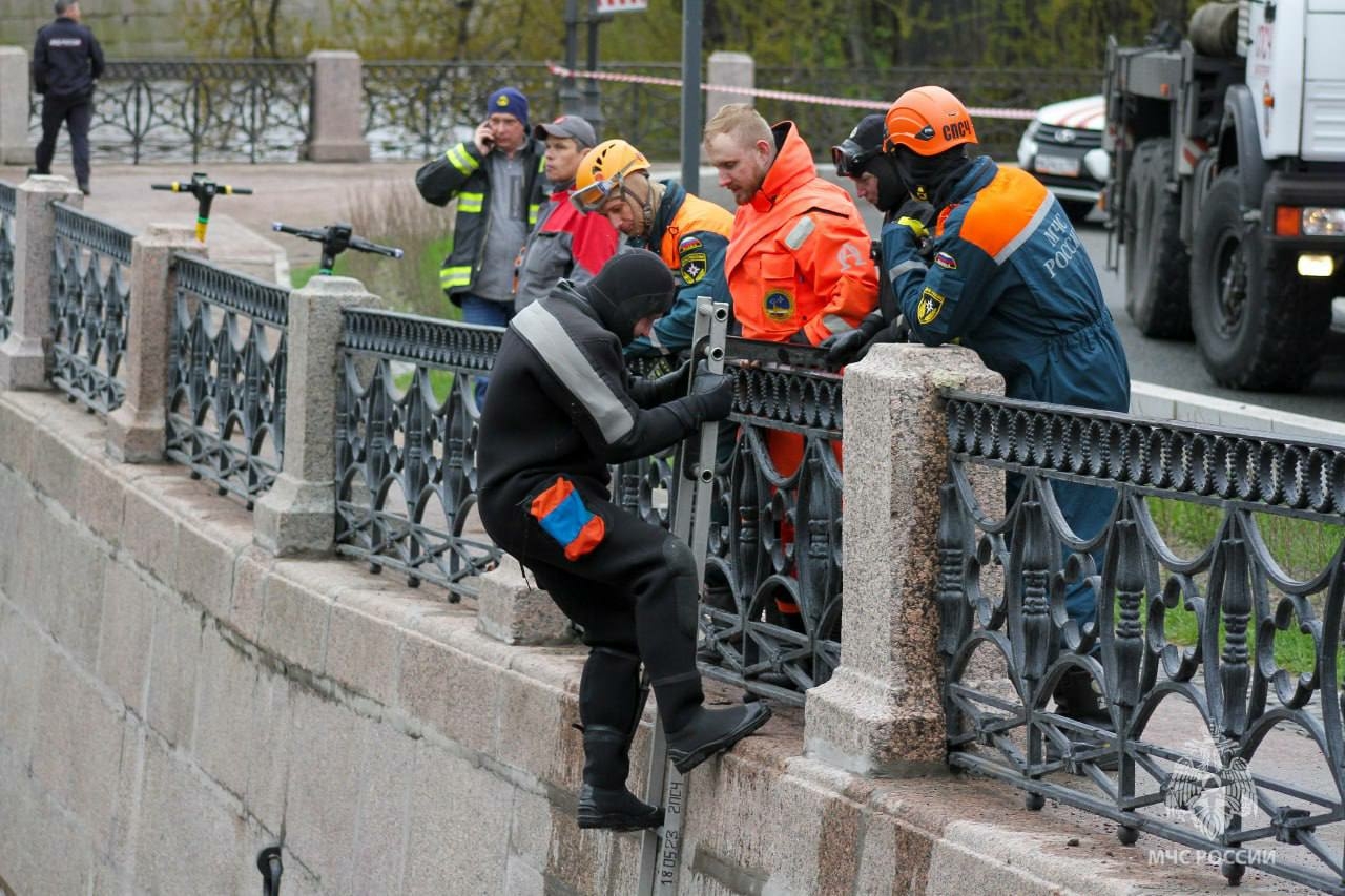 Очевидцы происшествия с автобусом на Мойке в Петербурге спасали пассажиров