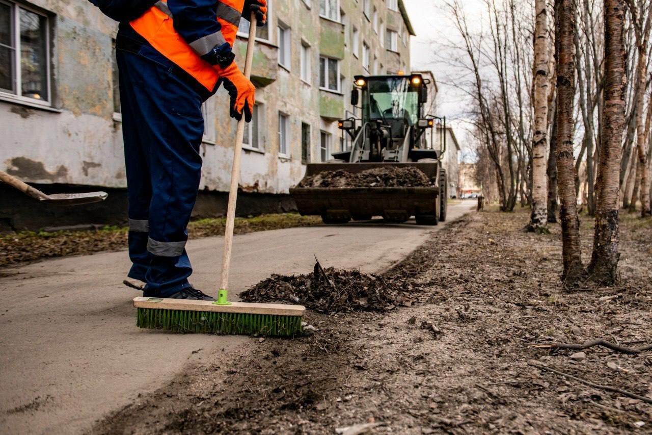 Сотрудники мурманского УДХ в круглосуточном режиме продолжают очищать город